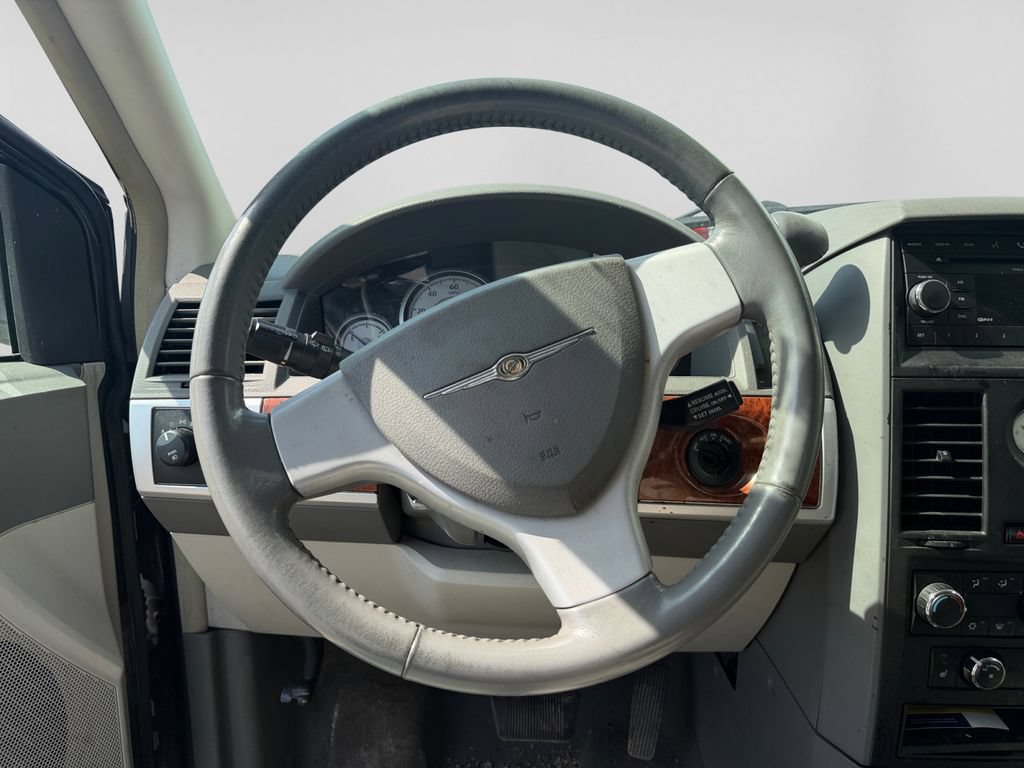 Used 2008 Chrysler Town & Country Touring FWD image 15