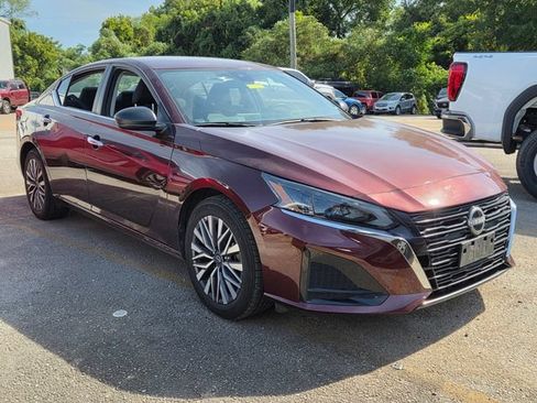 Used 2025 Nissan Altima 2.5 SV FWD image 2