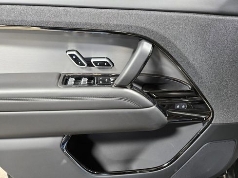 Used 2025 Land Rover Range Rover Sport SE image 8