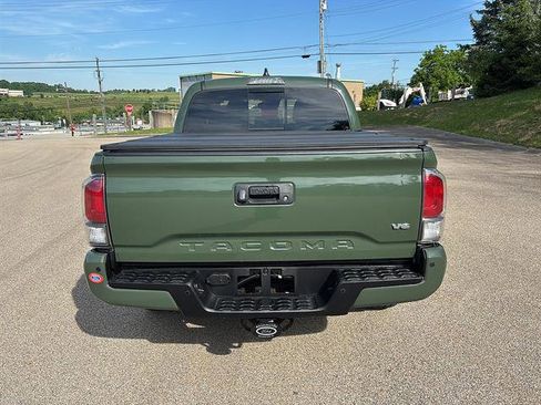 Used 2022 Toyota Tacoma TRD Sport w/ Technology Package AWD/4WD image 3