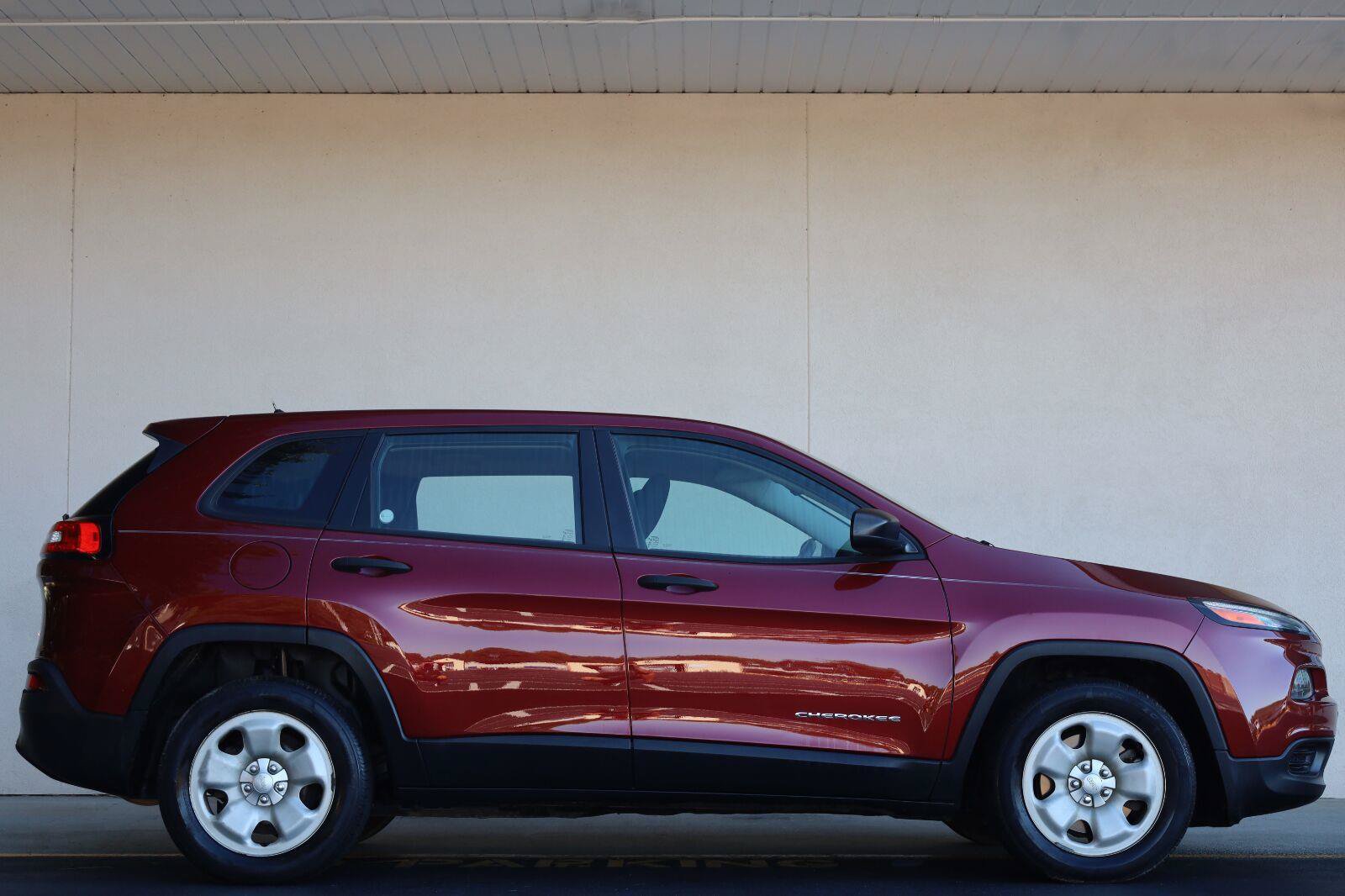 Used 2014 Jeep Cherokee Sport FWD image 2