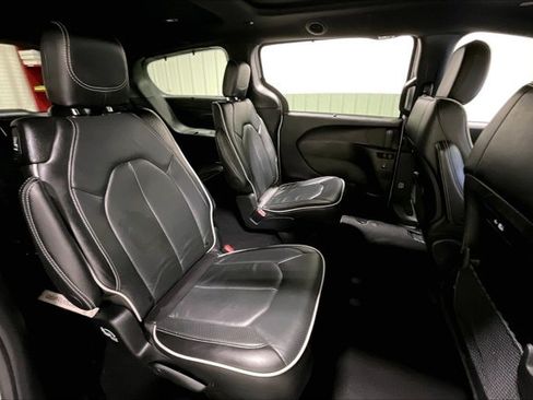 Used 2025 Chrysler Pacifica Limited FWD image 27