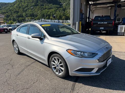 Used 2017 Ford Fusion SE FWD image 3
