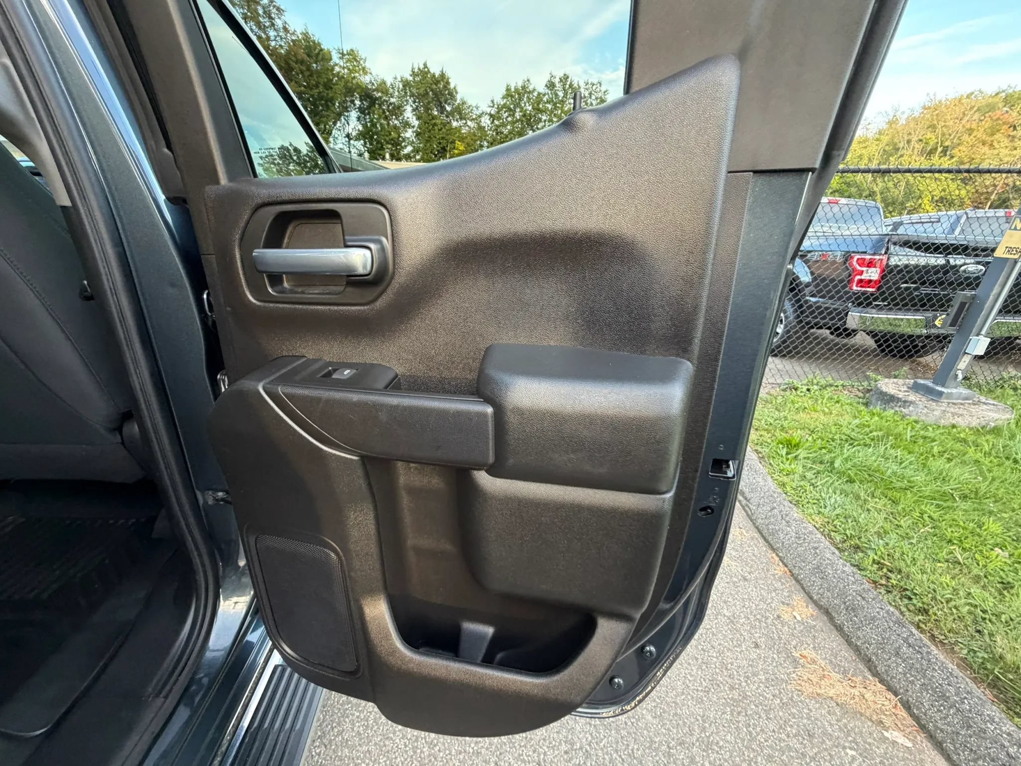 Used 2020 Chevrolet Silverado 1500 Custom w/ Custom Value Package AWD/4WD image 17