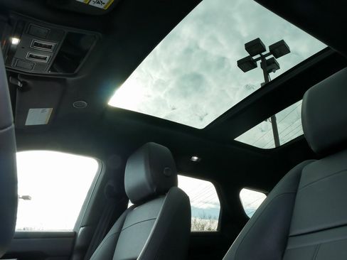 Used 2024 Land Rover Range Rover Evoque Dynamic SE image 37