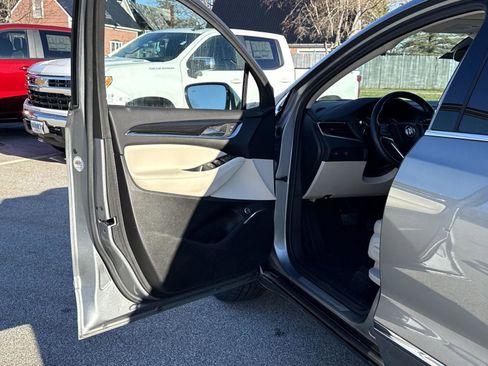 Used 2023 Buick Enclave Essence image 10