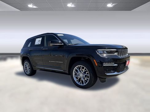 New 2025 Jeep Grand Cherokee Summit w/ Luxury Tech Group V image 4