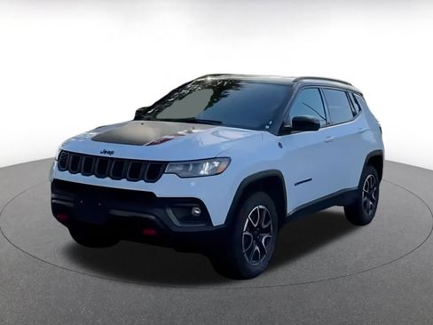 Used 2025 Jeep Compass Trailhawk image 4