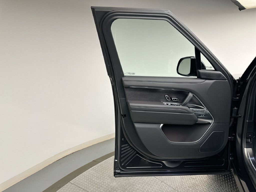 New 2026 Land Rover Range Rover SE AWD/4WD image 9