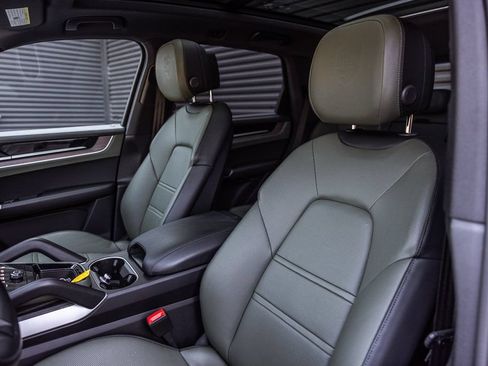 Certified 2024 Porsche Cayenne AWD/4WD image 5