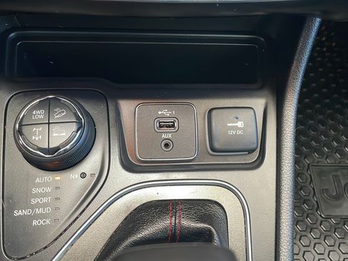 Used 2019 Jeep Cherokee Trailhawk w/ Comfort/Convenience Group AWD/4WD image 21