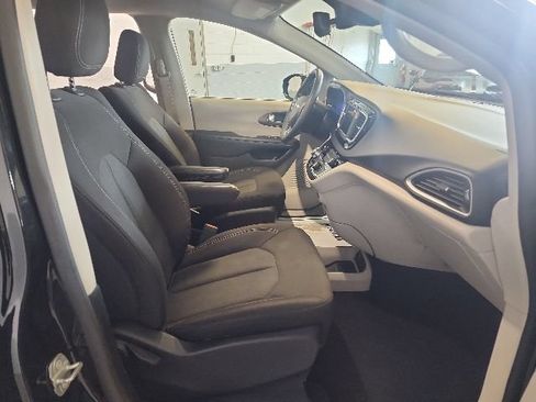 Used 2023 Chrysler Voyager LX FWD image 17