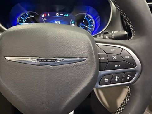 Used 2023 Chrysler Pacifica Touring-L FWD image 39
