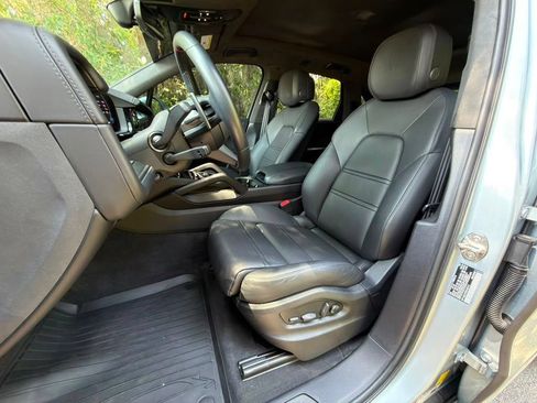Certified 2025 Porsche Cayenne GTS AWD/4WD image 5
