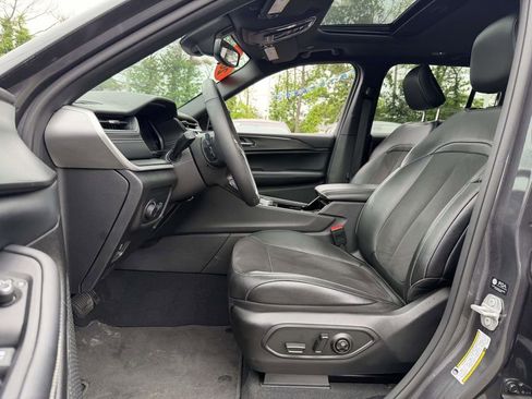 Used 2023 Jeep Grand Cherokee Altitude AWD/4WD image 18