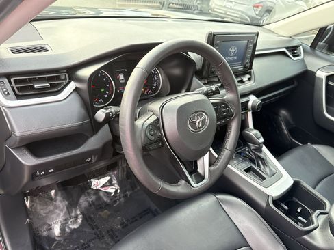 Used 2022 Toyota RAV4 XLE Premium image 16