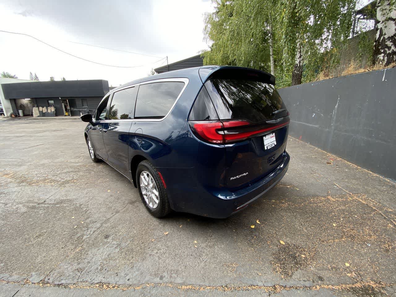 Used 2025 Chrysler Pacifica Select FWD image 4