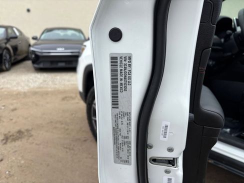 Used 2025 Jeep Compass Trailhawk image 29