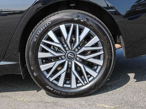 Used 2025 Nissan Altima 2.5 SV FWD image 10