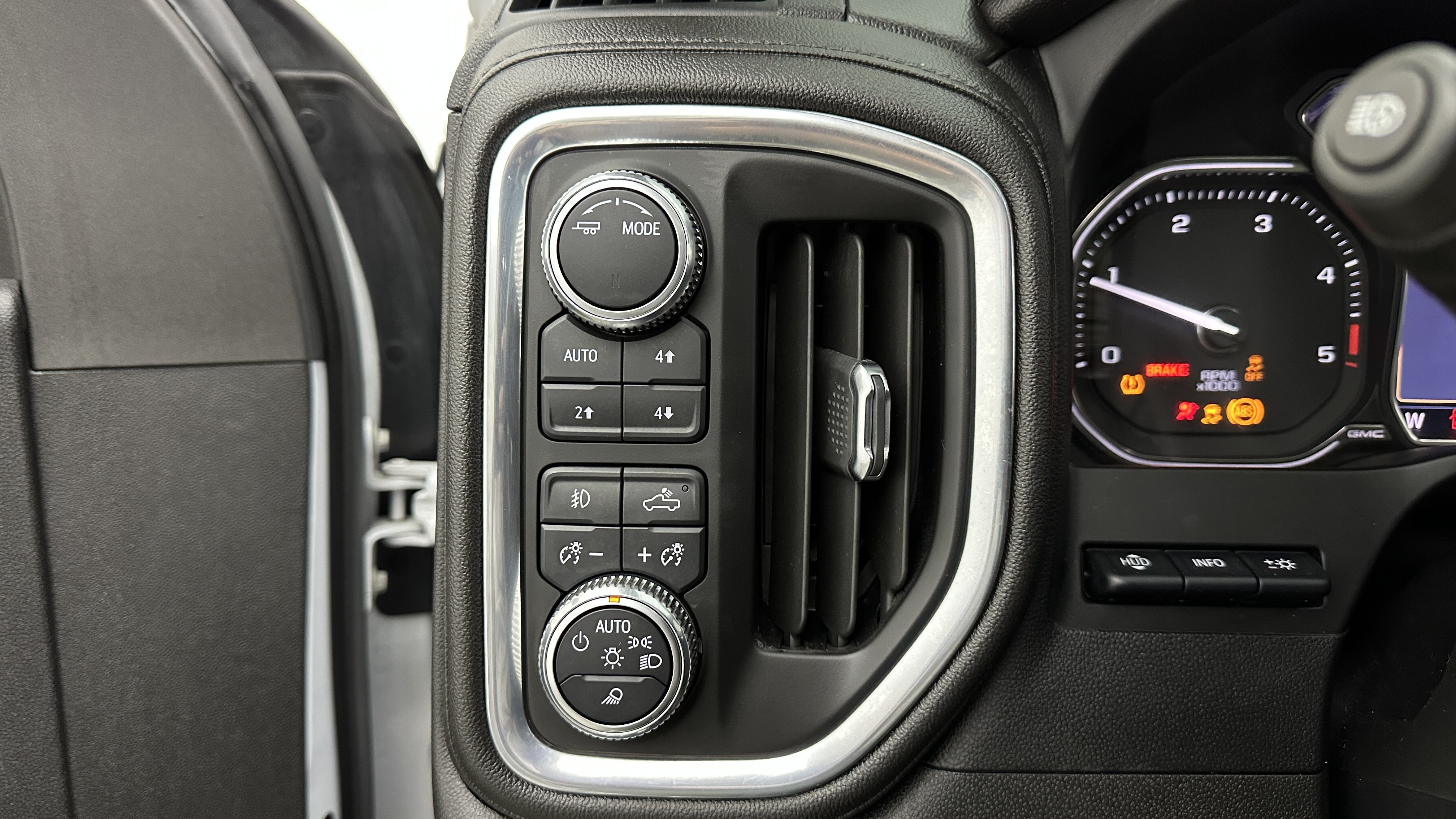 Used 2022 GMC Sierra 3500 Denali w/ Denali Ultimate Package AWD/4WD image 18