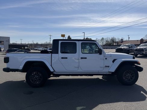 Used 2024 Jeep Gladiator Sport image 2