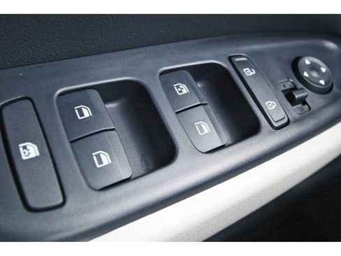 Used 2025 Hyundai Venue Limited FWD image 21