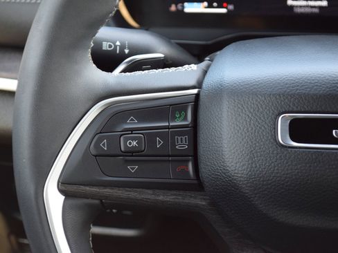 Used 2025 Jeep Grand Cherokee Limited w/ Black Appearance Package AWD/4WD image 9