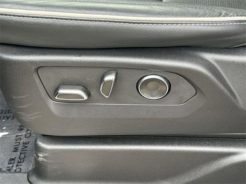 Used 2025 Cadillac Escalade ESV Premium Luxury image 34