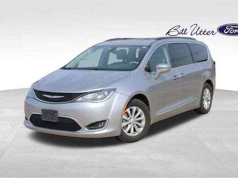 Used 2017 Chrysler Pacifica Touring-L image 1