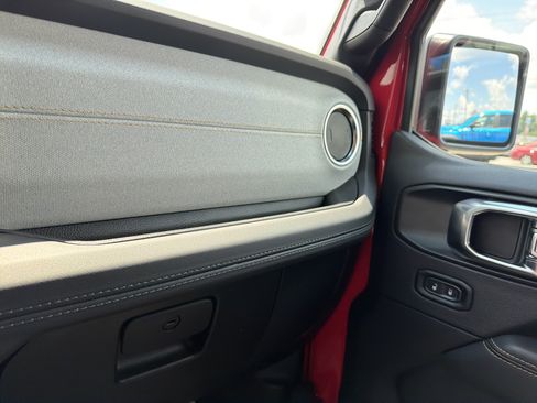 Used 2025 Jeep Wrangler Unlimited Sahara AWD/4WD image 25