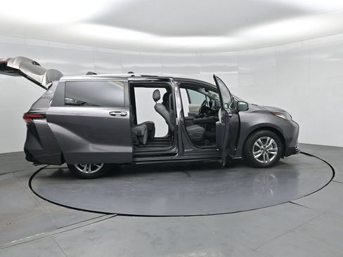 Used 2021 Toyota Sienna Limited FWD image 3