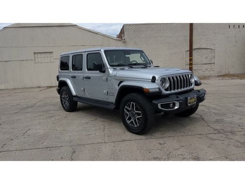 Used 2024 Jeep Wrangler Sahara image 5
