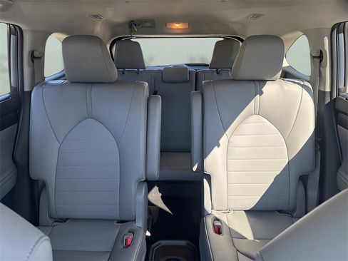 Used 2023 Toyota Highlander XLE image 12