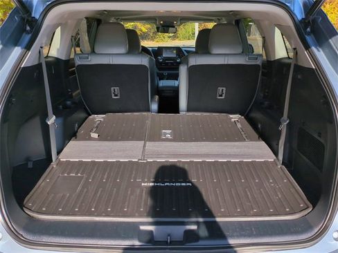 Used 2021 Toyota Highlander XLE image 13