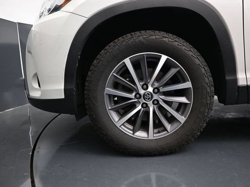Used 2019 Toyota Highlander XLE AWD/4WD image 18
