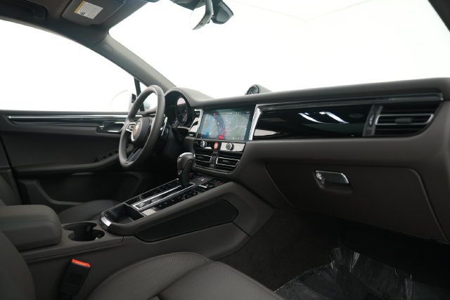 Certified 2026 Porsche Macan AWD/4WD image 22