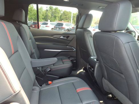 Used 2024 Chevrolet Traverse RS FWD image 12