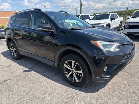 Used 2018 Toyota RAV4 XLE FWD image 2