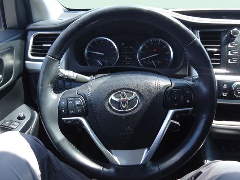 Used 2017 Toyota Highlander XLE image 12