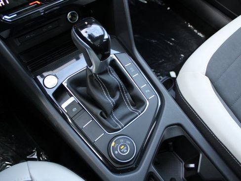 Certified 2025 Volkswagen Taos SE image 16