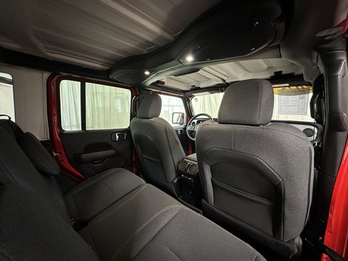 Used 2025 Jeep Wrangler Unlimited Sahara AWD/4WD image 18