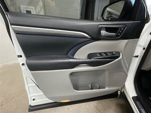 Used 2017 Toyota Highlander Limited Platinum AWD/4WD image 10