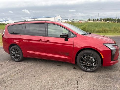 New 2027 Chrysler Pacifica Select AWD/4WD image 3