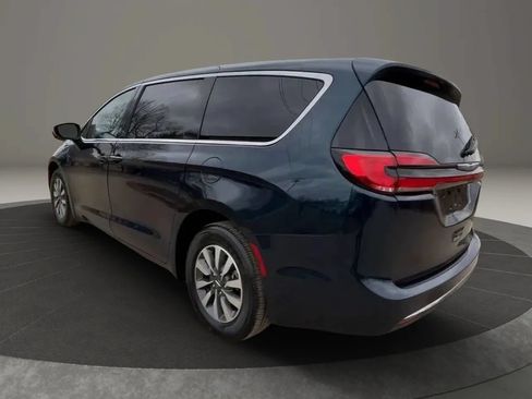 Used 2023 Chrysler Pacifica Touring-L FWD image 4