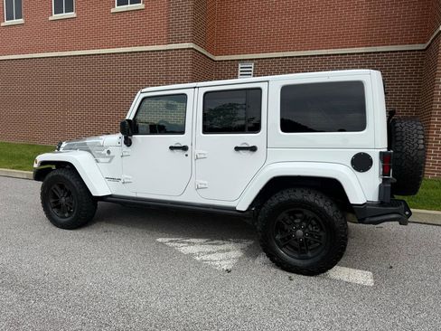 Used 2017 Jeep Wrangler Unlimited Sahara AWD/4WD image 10