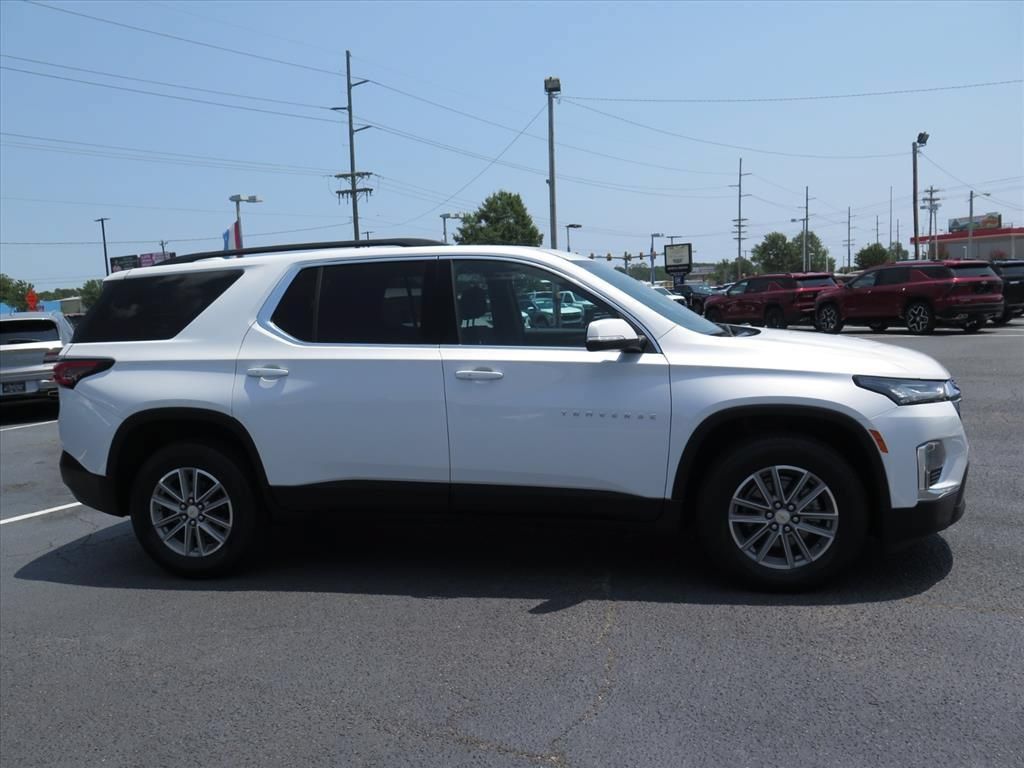 Used 2023 Chevrolet Traverse LT FWD image 2
