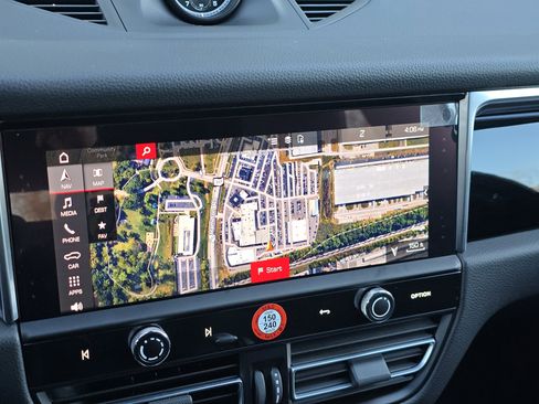 Certified 2025 Porsche Macan image 21