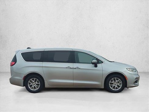 Used 2023 Chrysler Pacifica Touring-L FWD image 4