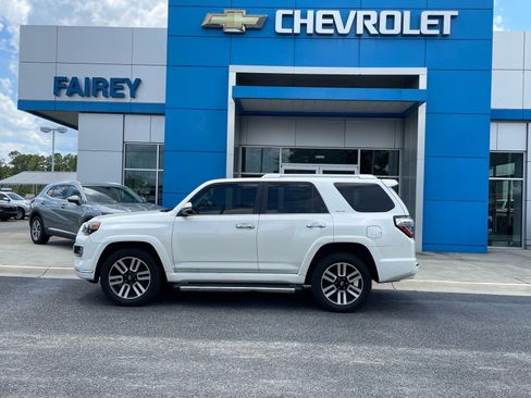 Used 2022 Toyota 4Runner Limited AWD/4WD image 2