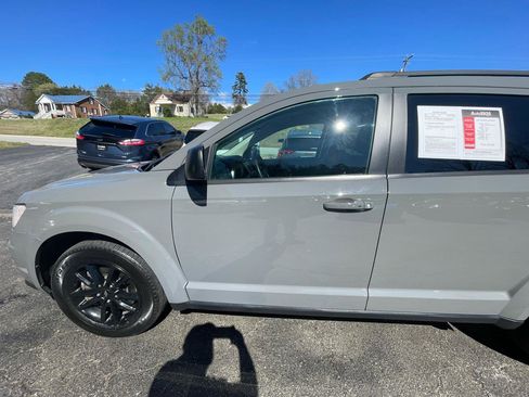 Used 2020 Dodge Journey SE w/ Blacktop Package image 3